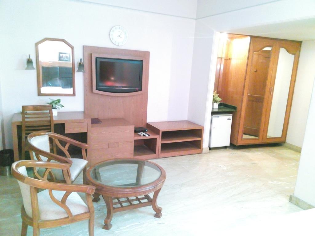 Hotel Queens Residency غورغاون المظهر الخارجي الصورة