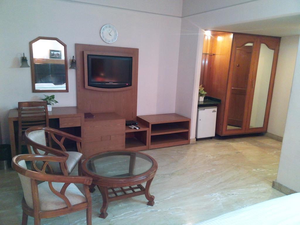 Hotel Queens Residency غورغاون المظهر الخارجي الصورة