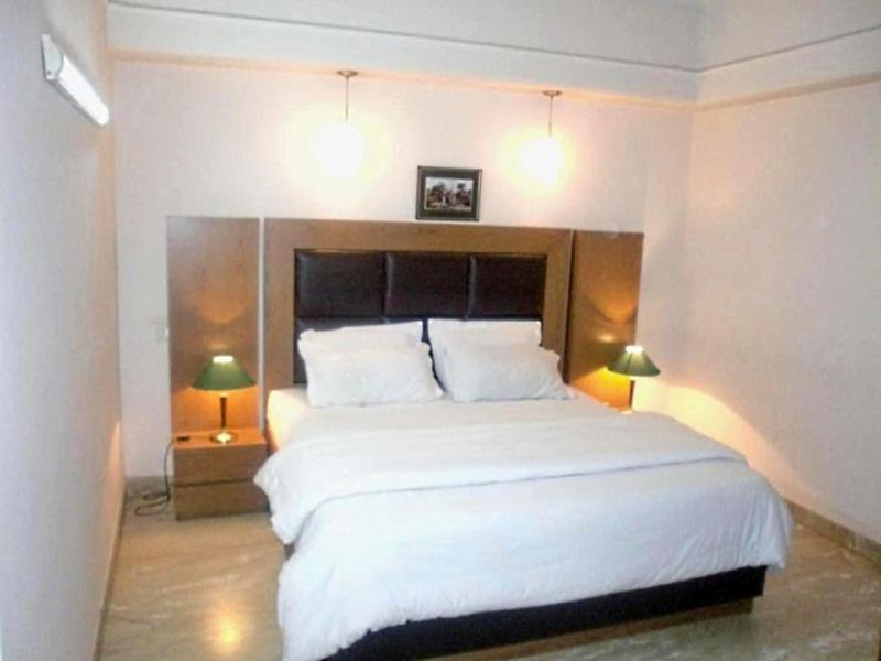 Hotel Queens Residency غورغاون المظهر الخارجي الصورة