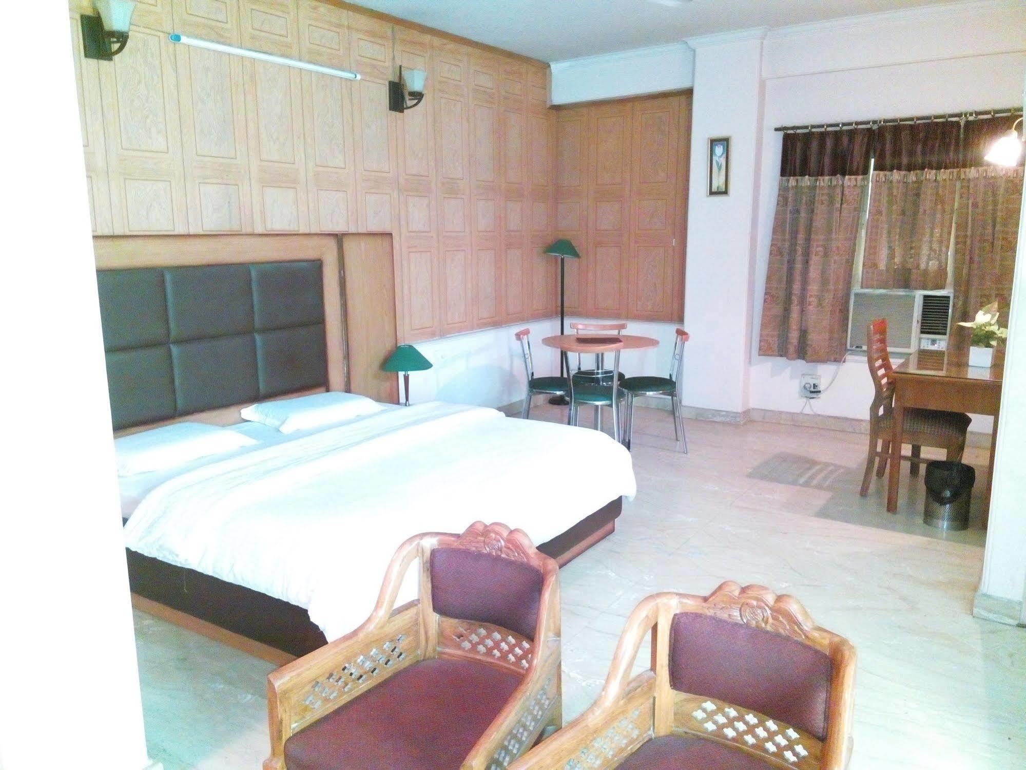 Hotel Queens Residency غورغاون المظهر الخارجي الصورة