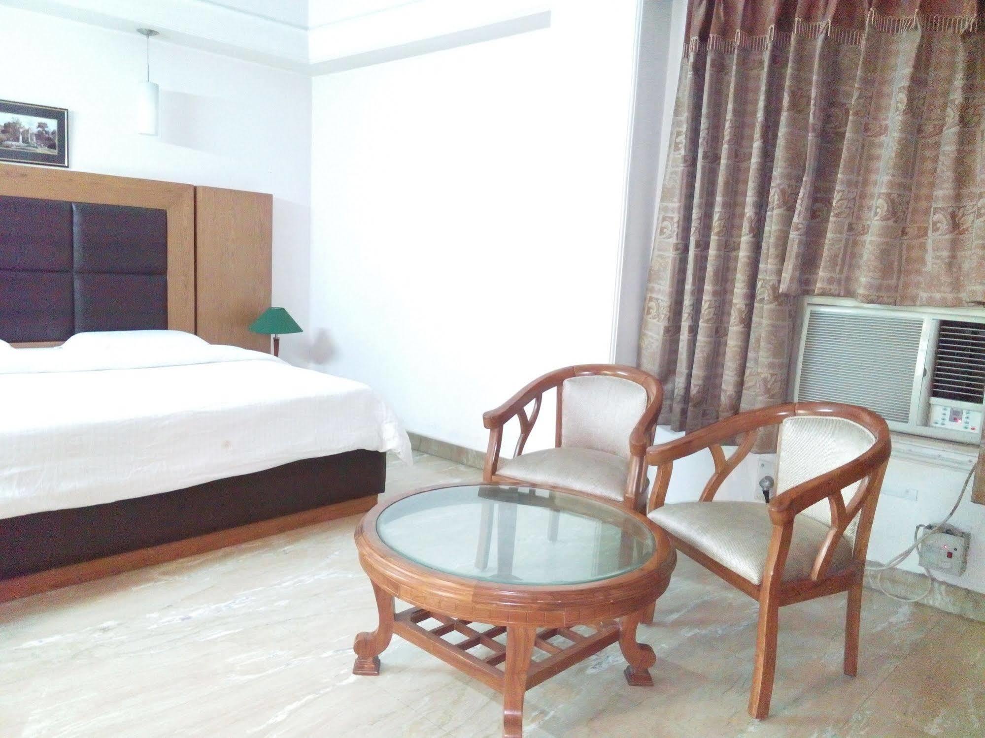 Hotel Queens Residency غورغاون المظهر الخارجي الصورة