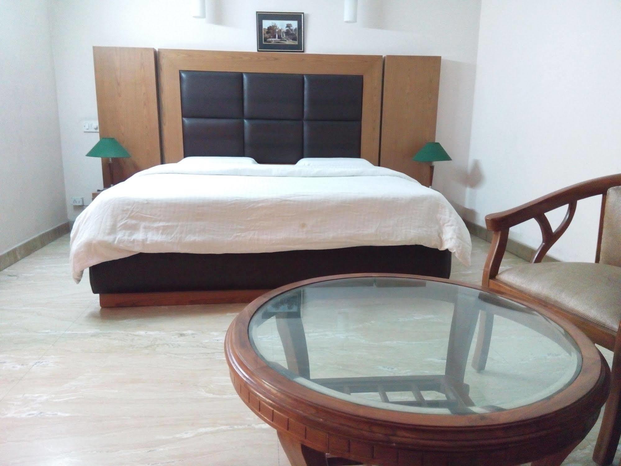Hotel Queens Residency غورغاون المظهر الخارجي الصورة