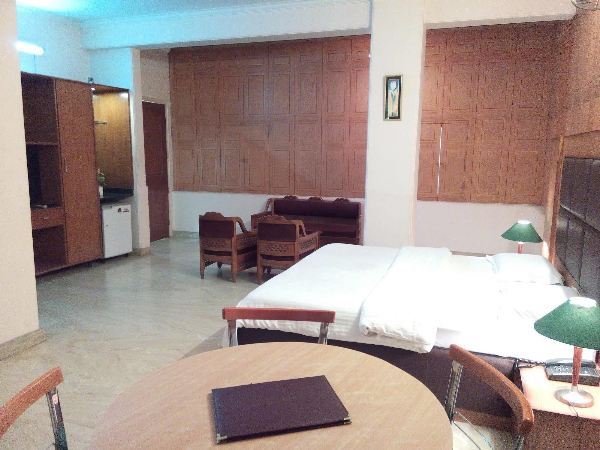 Hotel Queens Residency غورغاون المظهر الخارجي الصورة
