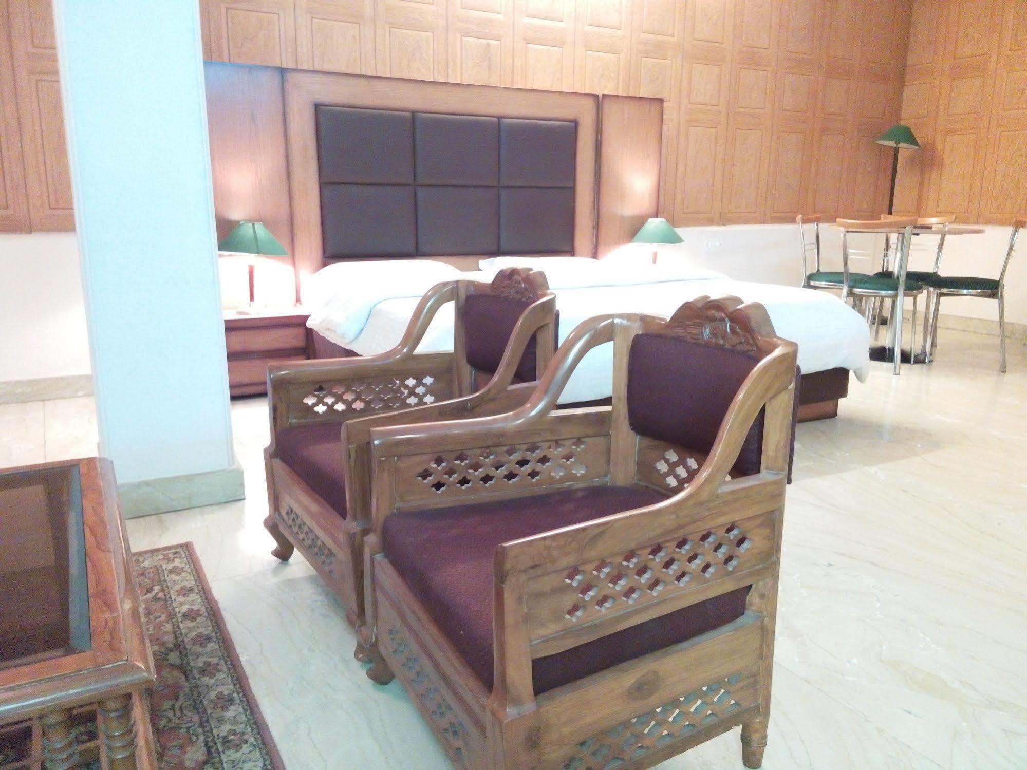 Hotel Queens Residency غورغاون المظهر الخارجي الصورة