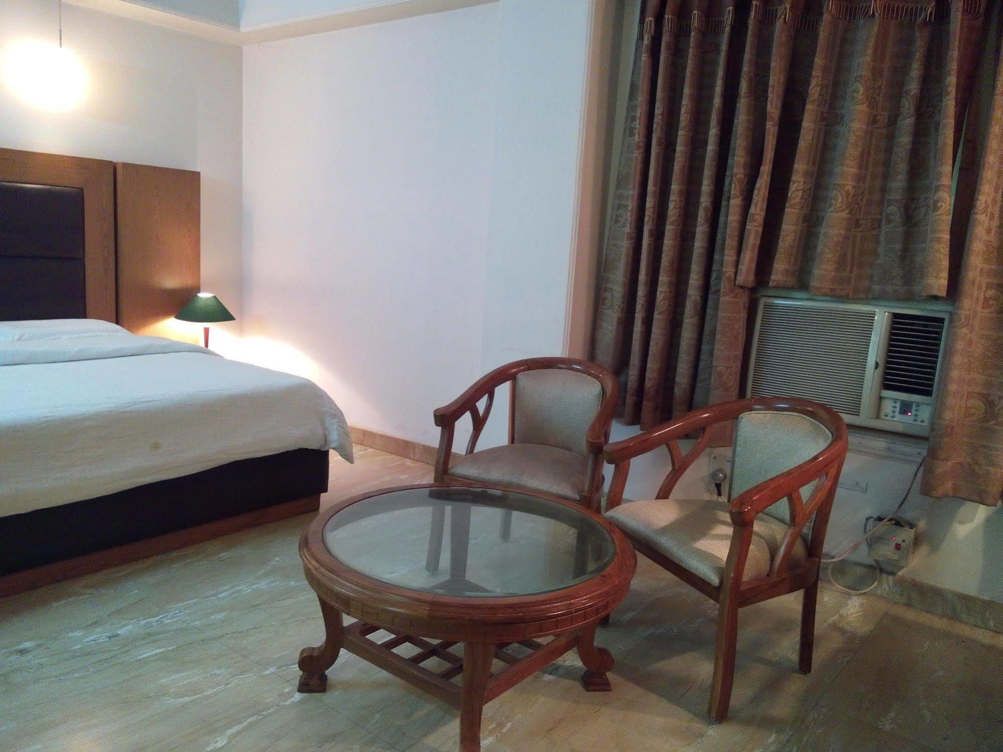 Hotel Queens Residency غورغاون المظهر الخارجي الصورة