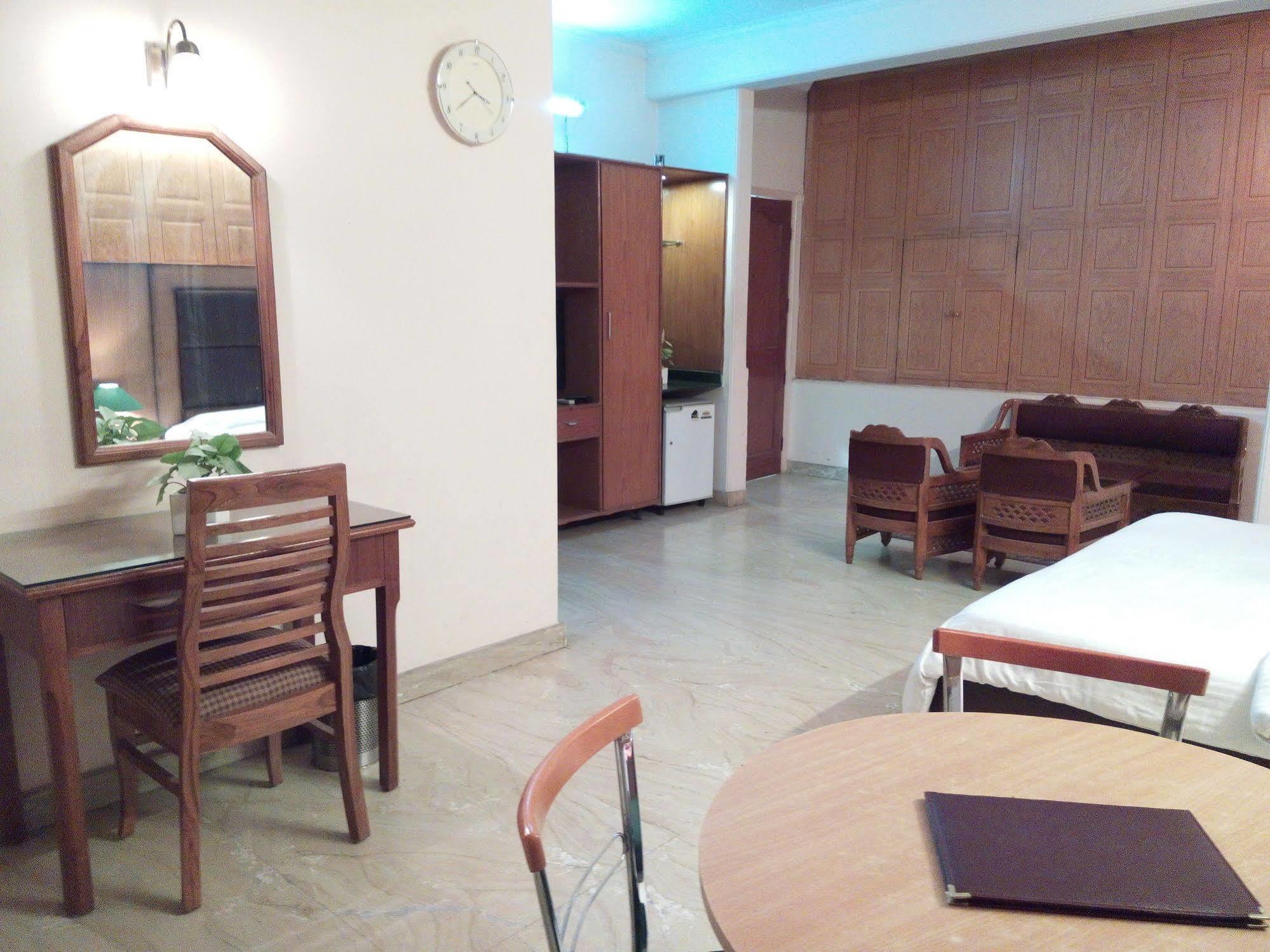 Hotel Queens Residency غورغاون المظهر الخارجي الصورة