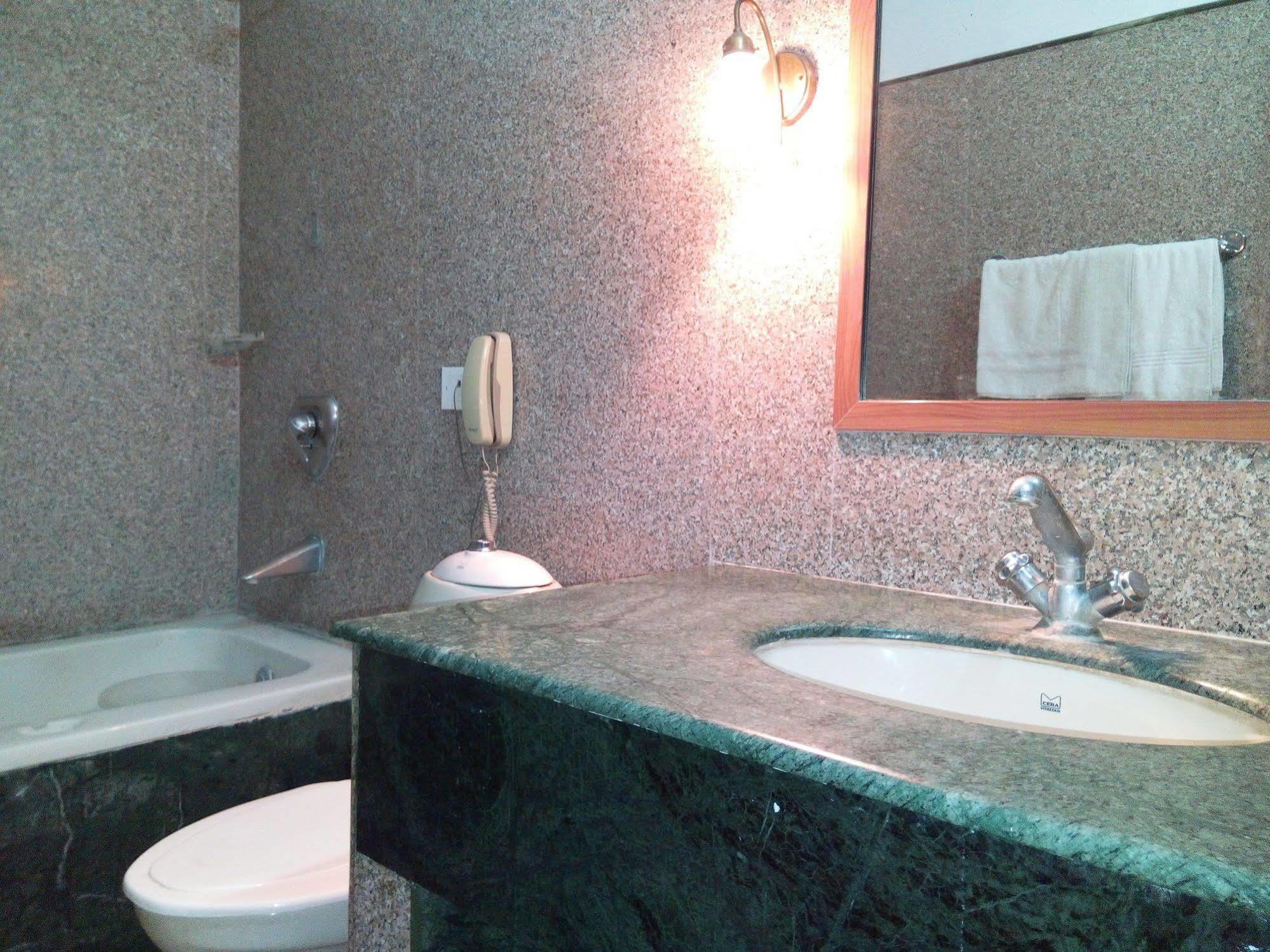 Hotel Queens Residency غورغاون المظهر الخارجي الصورة